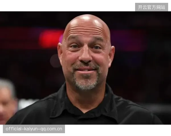 UFC拳手怒喷裁判：赛场上的真实对抗与裁判判罚的纠结