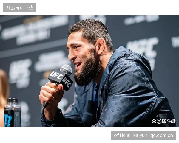 UFC传奇的“酷”与“装腔”？戴墨镜上台引发热议背后的真相